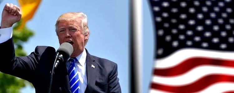 Trump salió del hospital por unos instantes para saludar a sus seguidores