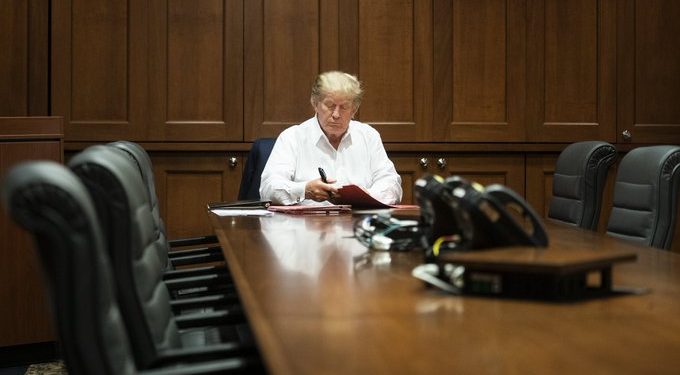 Casa Blanca muestra como Trump se mantiene trabajando en Walter Reed (Foto)