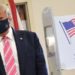 ¿Influirá en la intención del elector? Trump votó de forma anticipada y criticó el sufragio por correo (Video)
