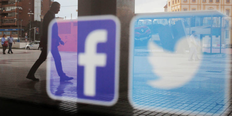 Bloomberg: La democracia ha muerto…¡ Facebook y Twitter definen la verdad!