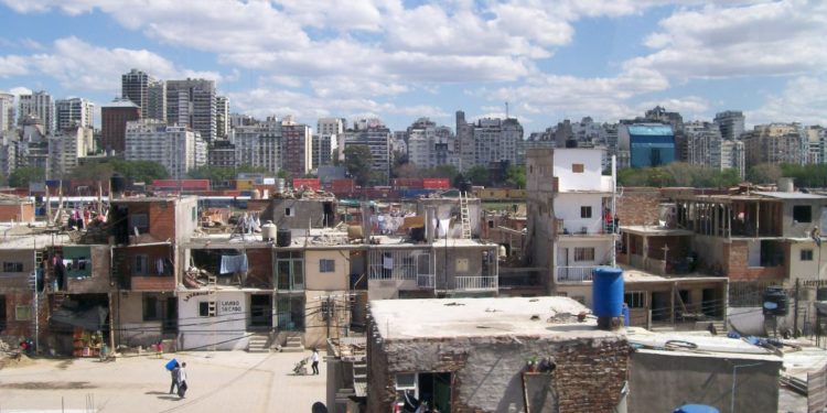 Tener empleo formal no te libra de la pobreza en Argentina