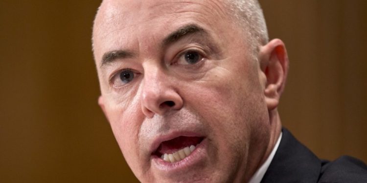 Biden coloca a un latino en inmigración