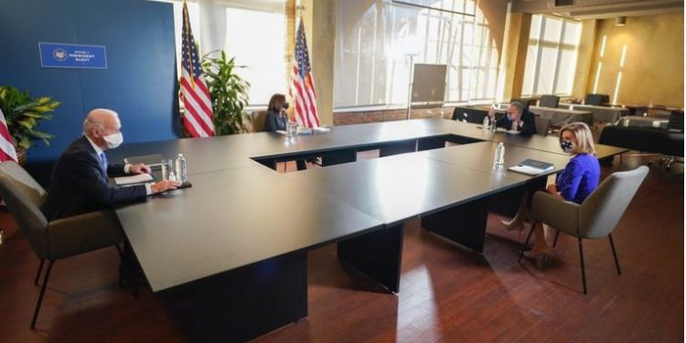 Biden planifica sus primeros días de gobierno con los líderes demócratas del Congreso