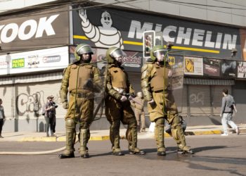 ¡Carabineros en el ojo del huracán! Efectivos disparan contra menores y el director renuncia