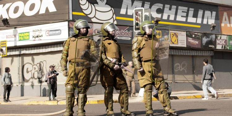 ¡Carabineros en el ojo del huracán! Efectivos disparan contra menores y el director renuncia