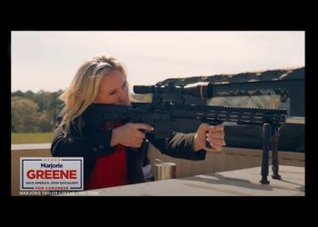 La republicana Marjorie Taylor Greene apoyó la teoría de la conspiración QAnon y ganó