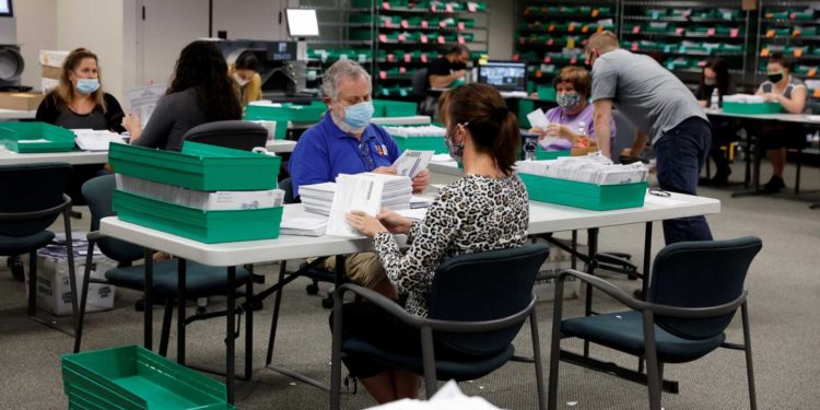 Ordenan recuento de votos en dos condados de Wisconsin