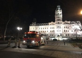 Hombre con disfraz medieval acuchilla a grupo en Quebec