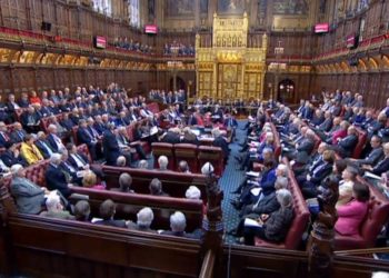 Los lores británicos frenan a Johnson