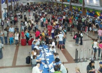Varados venezolanos por suspensión de vuelos