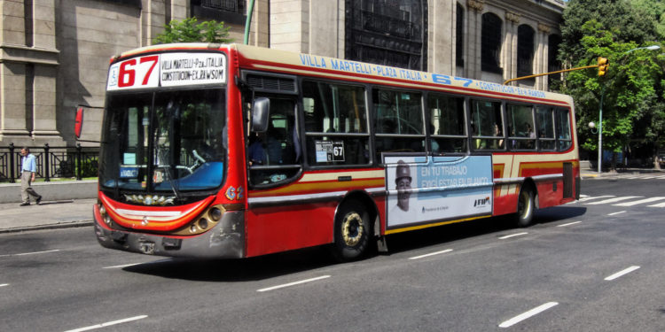 Residentes de Buenos Aires caminarán mas por reducción de colectivos