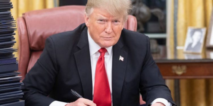 Al final Trump rubricó plan de estímulo económico