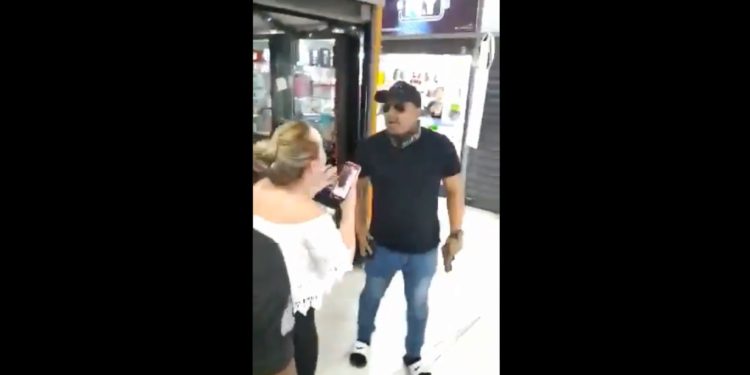 ¡Abuso de poder! ¿Quién es el diputado chavista que amenazó con pistola a una vendedora anciana? (Videos)