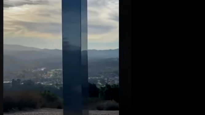 ¡Uno más! Apareció un tercer monolito en California