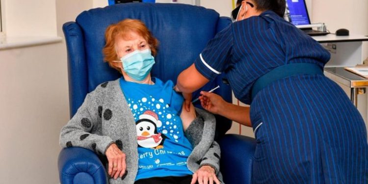 ¡Qué nervios! El mundo tiene los ojos puestos en Gran Bretaña por el inicio de vacunación contra el COVID