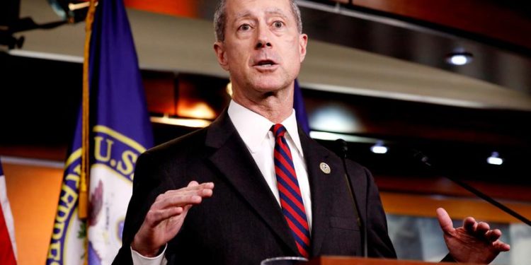 Veto presidencial a Ley de Defensa es un reto para ver si los republicanos desafían a Trump