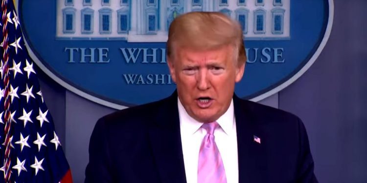 Al final Trump rubricó plan de estímulo económico