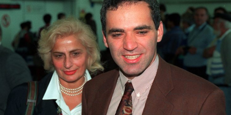 Todo lo que dicen los políticos debe ponerse en duda, el consejo de Klara Kasparova