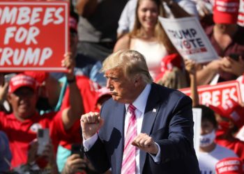 Trump se aleja de la Casa Blanca