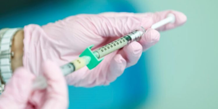 Británicos se aplicarán la vacuna Pfizer-BioNTech desde el lunes