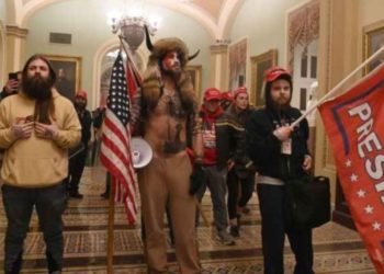Arrestan a ‘QAnon Shaman’ y otros dos manifestantes de alto perfil por violencia en el Capitolio