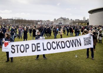 Mientras el COVID-19 se expande, Europa protesta las medidas