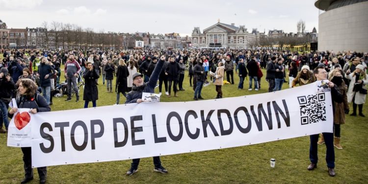 Mientras el COVID-19 se expande, Europa protesta las medidas