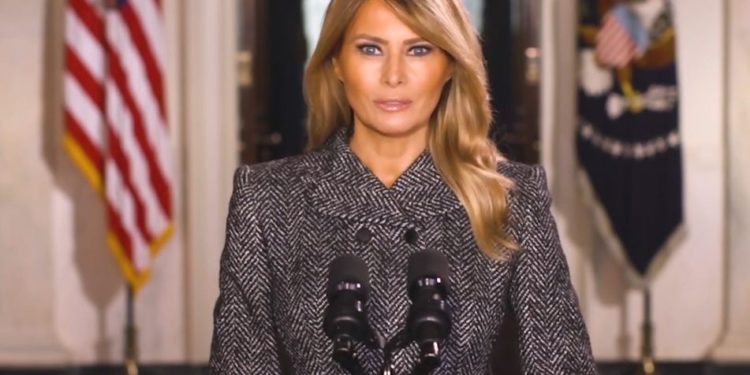 "Escojan el amor sobre el odio" dijo Melania Trump en su mensaje de despedida