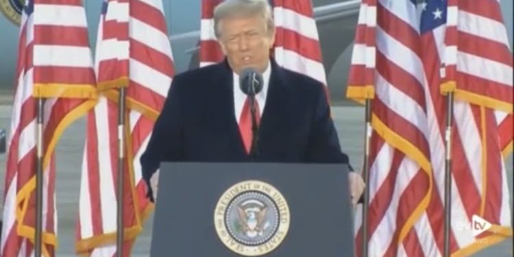 Trump promete volver "de alguna manera"