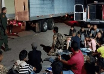 Patrulla fronteriza de Texas detiene a venezolanos escondidos en camión