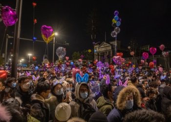 En Wuhan celebran en la calle como si el COVID-19 no hubiese salido de allí