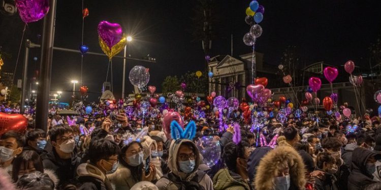 En Wuhan celebran en la calle como si el COVID-19 no hubiese salido de allí