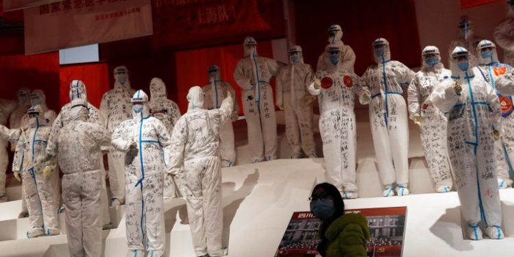 En Wuhan celebran en la calle como si el COVID-19 no hubiese salido de allí