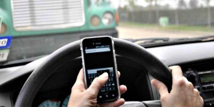 Nuevas leyes en EEUU: entre ellas, prohibirán manejar con celular en mano