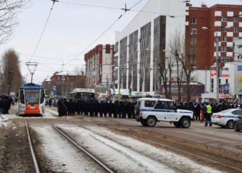 Opositores en Rusia manifestaron este domingo bajo la represión