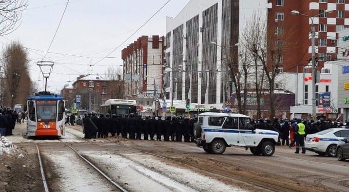 Opositores en Rusia manifestaron este domingo bajo la represión