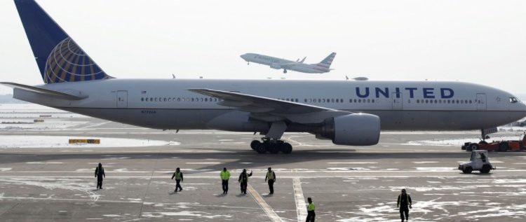 EE.UU revisará los Boeing 777 de United Airlines tras accidente en Denver