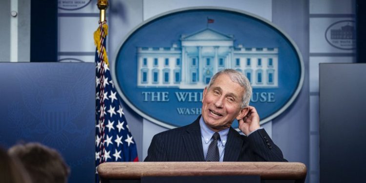 Anthony Fauci califica la de EE. UU. como una de las peores respuestas al COVID-19