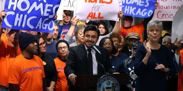 Agresivo plan de viviendas en Chicago ante ola de desalojos