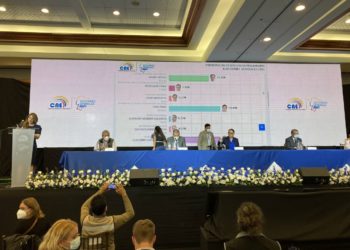 Empate en el segundo lugar complica segunda vuelta en Ecuador