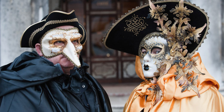 Eróscopo: Disfrazados y enamorados los políticos celebran San Valentín