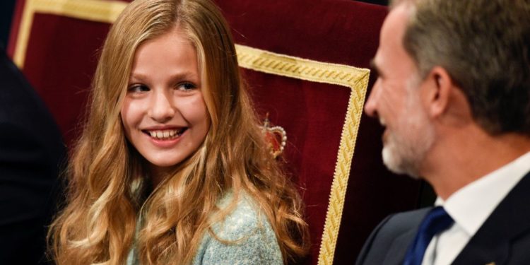 ¿Qué ocurre? TVE: "Leonor se va de España, como su abuelo"