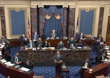 Trump furioso con su equipo legal en el juicio político (+video)