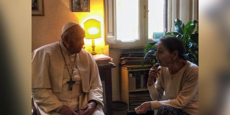 El Papa visitó a poetisa sobreviviente del Holocausto