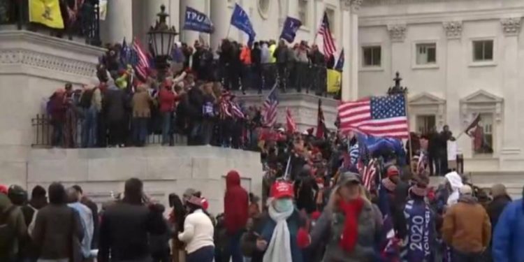¿Cuál es la "hora perdida" que buscan los investigadores de la toma del Capitolio?