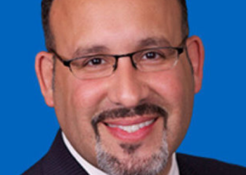 EE.UU: Senado confirmó a Miguel Cardona como secretario de Educación