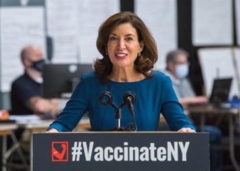 Una mujer podría sustituir a Cuomo en la gobernación de NY