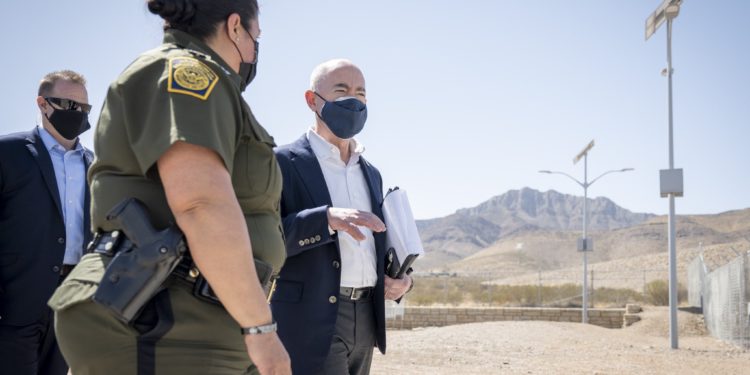 Secretario de DHS afirma que la frontera está cerrada