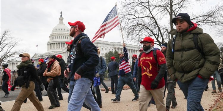 Acusan a Proud Boys por asalto al Capitolio