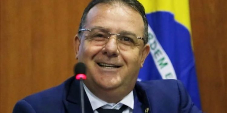 Diputado brasileño que propuso ley contra la vacunación, fallece por COVID-19